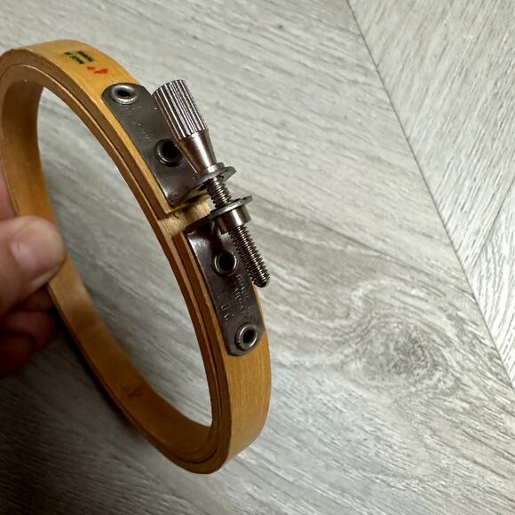 Vintage Wooden Embroidery Needlepoint Hoop 4" Taiwan Silver Metal Clasp - Picture 3 of 6